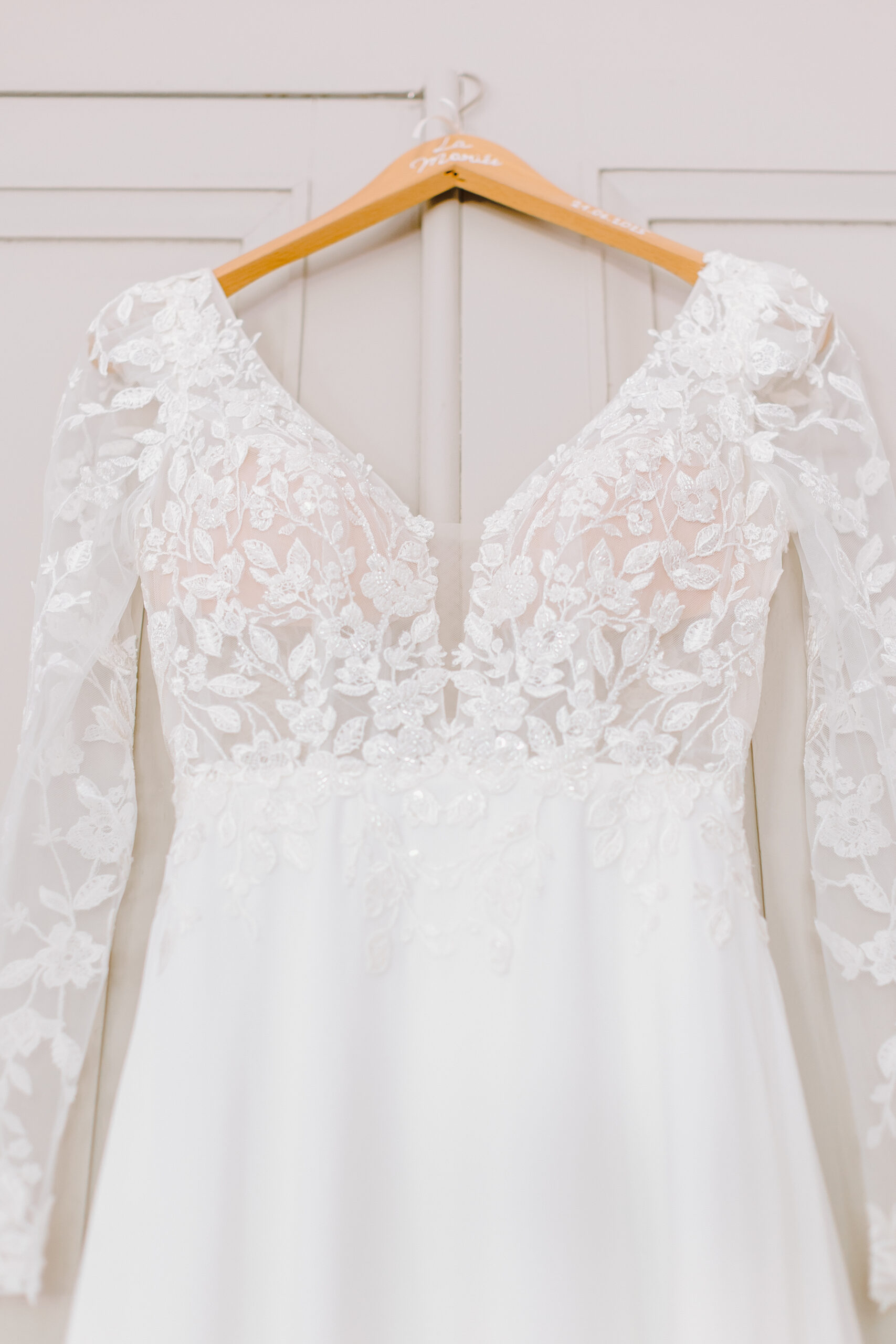 Voici la Robe suspendu du mariage de Clémence & Thomas au château de Trouhans.