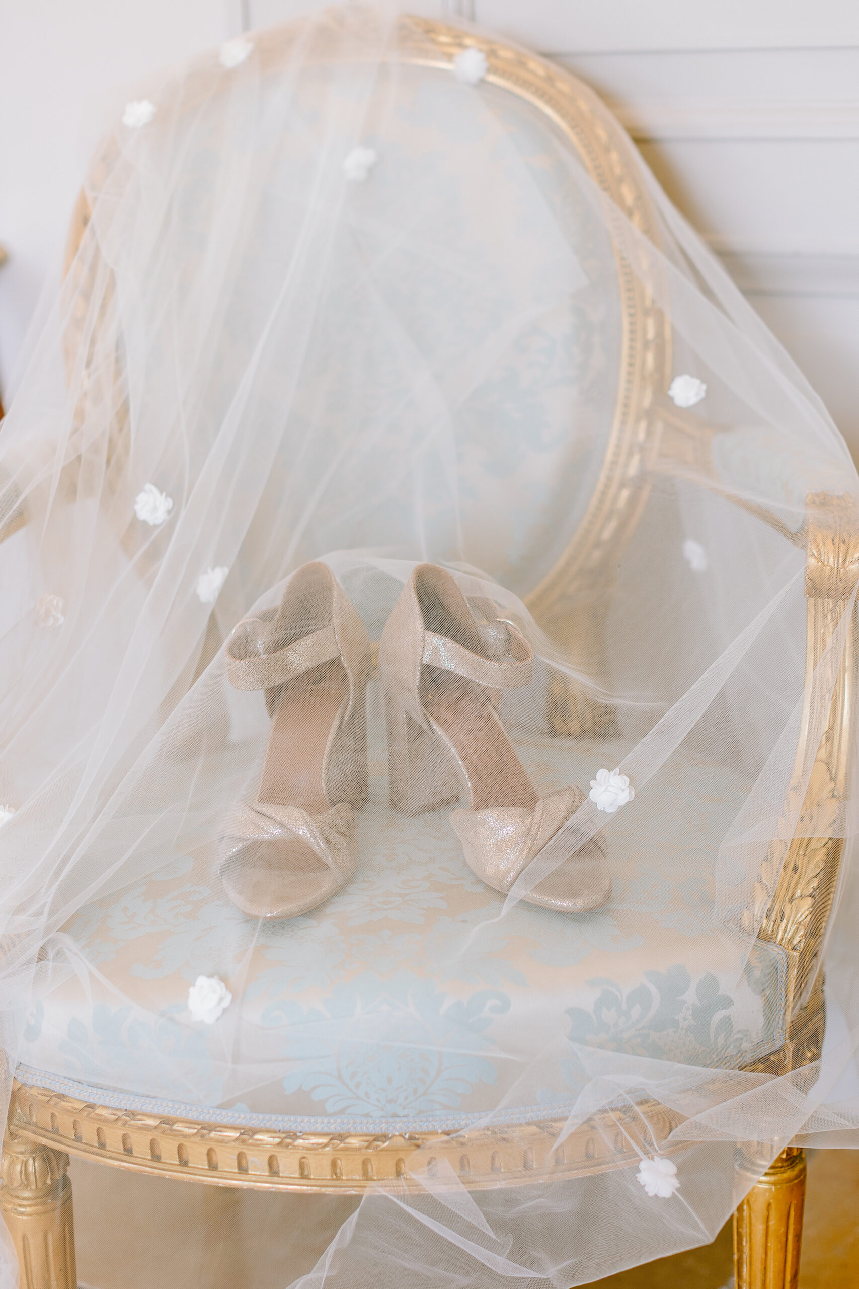 Voici les chaussures de la mariée du mariage de Clémence & Thomas au château de Trouhans.